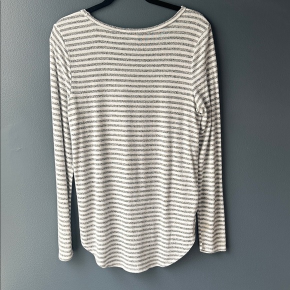 🩶 OLD NAVY women’s Long Sleeve Tee shirt size medium M gray and white stripes - Picture 2 of 7